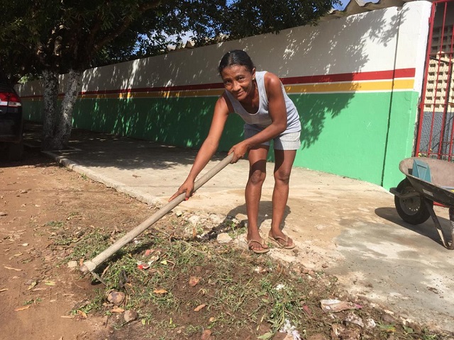 “Amo trabalhar”, diz mãe de 10 filhos que capina quintais para sobreviver