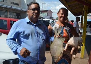 Amapaenses vão à feira comprar peixe e açaí para Ceia de Natal