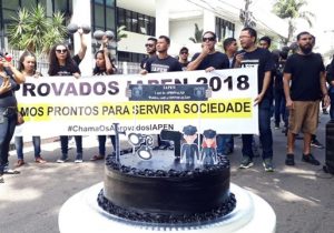 Concursados do Iapen protestam com "bolo de aniversário"