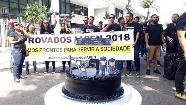 Concursados do Iapen protestam com “bolo de aniversário”