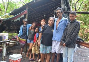 Sem água tratada ou banheiro, família vive dentro de mata em Macapá