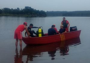 Após canoa virar, bombeiros procuram criança no Rio Araguari