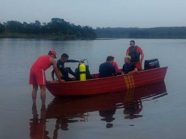 Após canoa virar, bombeiros procuram criança no Rio Araguari