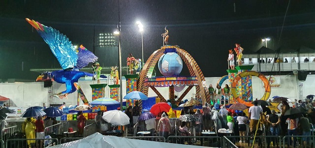 Apesar da chuva e atraso, escolas dão show na 1ª noite de desfiles em Macapá