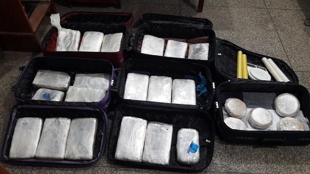 Polícia apreende 26 kg de cocaína e maconha; droga entrou pelo aeroporto