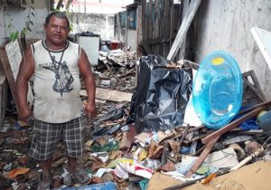 Sem pagamento de aluguel social, autônomo volta a morar no lixo do antigo “Aninga”