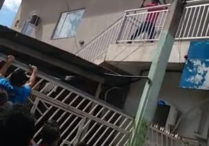 VÍDEO: Ladrão joga cadeira contra moradores, tenta fugir e é espancado