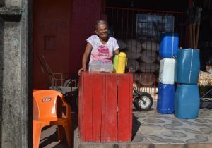“Não vendo nada”, diz ambulante de 80 anos que se arrisca por renda