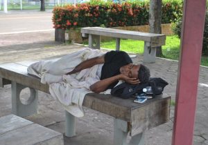 Covid-19: com medo do contágio e fome, moradores de rua aguardam providências em Macapá