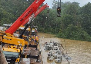 Navio que naufragou no Amapá é retirado do fundo do rio