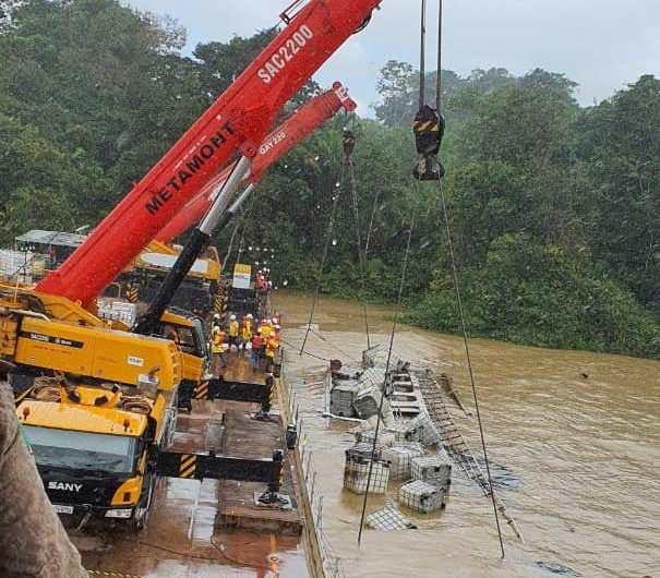 Navio que naufragou no Amapá é retirado do fundo do rio