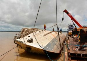 Novas fotos revelam detalhes de navio que naufragou no Amapá