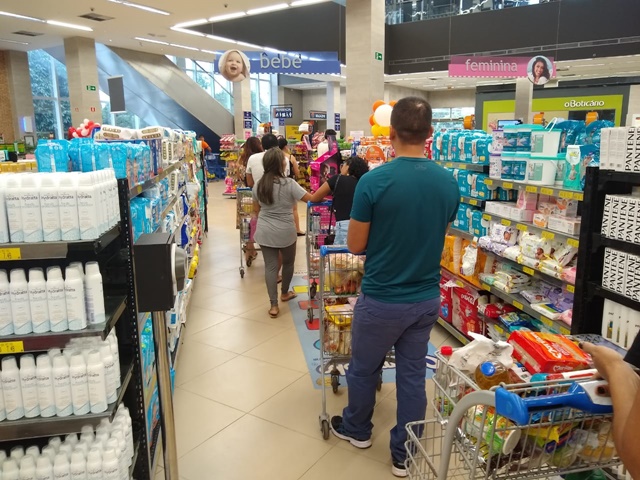 Supermercados poderão sofrer medidas mais duras se aglomerações continuarem