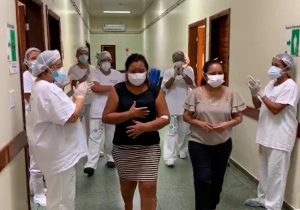 Pacientes curadas são aplaudidas ao receberem alta no Amapá