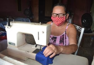 Após vencer câncer, idosa usa economias e fabrica máscaras para doação