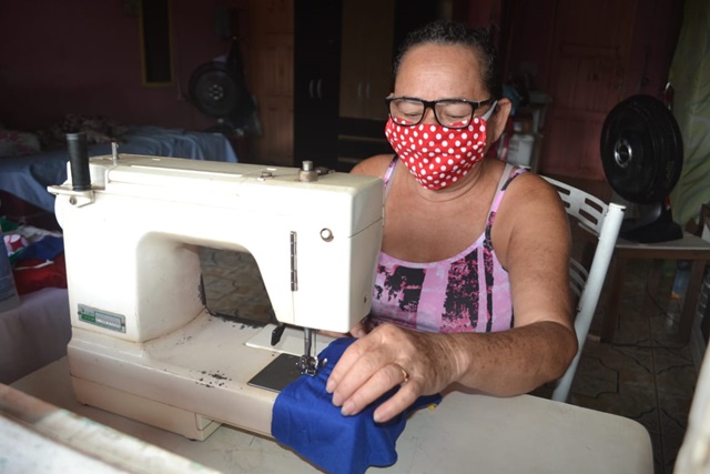 Após vencer câncer, idosa usa economias e fabrica máscaras para doação