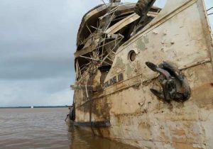 Após última varredura atrás de corpos, navio é liberado para reboque