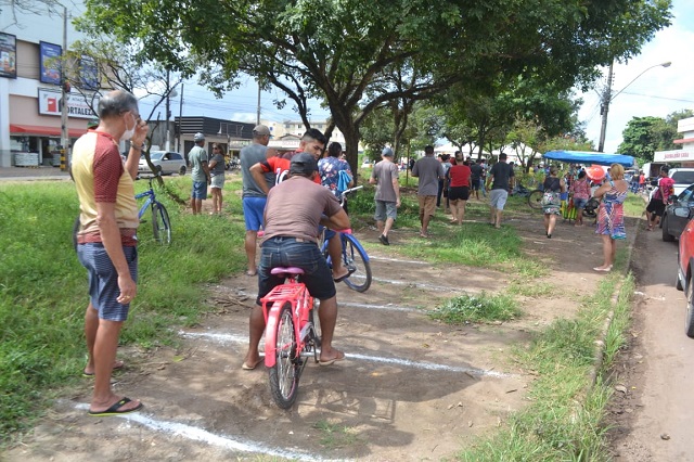 População forma fila enorme para comprar peixe em Macapá