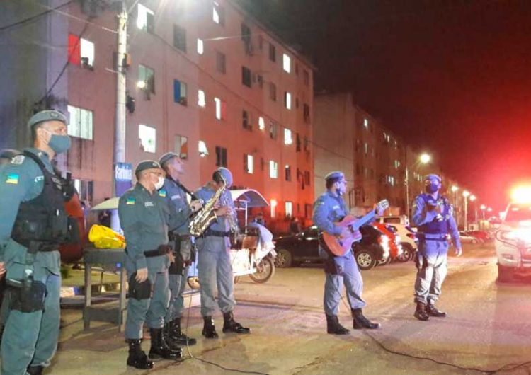 PMs do Amapá fazem serenata em residencial e são aplaudidos por moradores