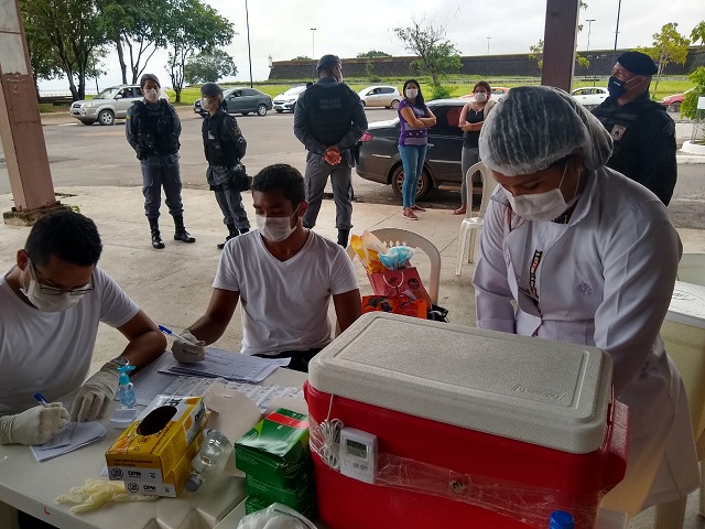 Vacinação em postos drive-in é retomada em Macapá