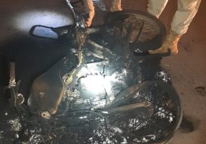 Motocicleta colide com picape e pega fogo em ponte de Ferreira Gomes