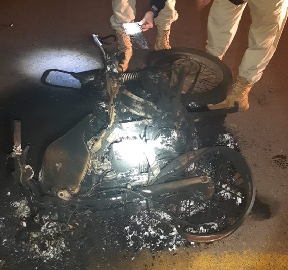 Motocicleta colide com picape e pega fogo em ponte de Ferreira Gomes