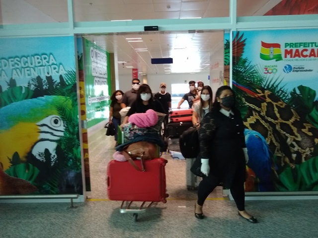 Estudantes relatam momentos de tensão para voltar ao Brasil