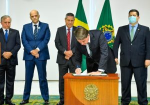 Após articulação de Davi, Bolsonaro reajusta salários de PMs e bombeiros dos ex-territórios