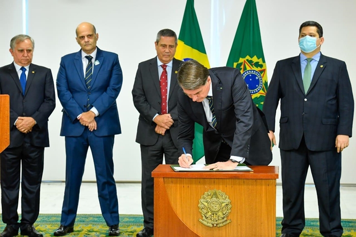 Após articulação de Davi, Bolsonaro reajusta salários de PMs e bombeiros dos ex-territórios