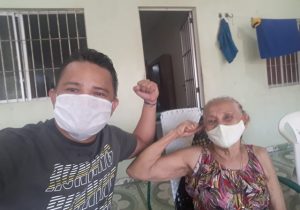 Idosa que doa máscaras sobrevive à covid-19