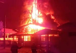 Incêndio destrói prédio do governo em Vitória do Jari