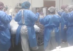 Equipe faz oração por paciente com suspeita da covid-19