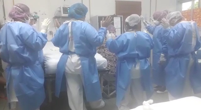 Equipe faz oração por paciente com suspeita da covid-19
