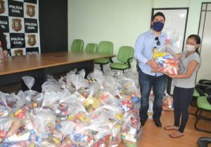 Aniversariante, mãe desempregada agradece doação da Polícia Civil