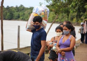 Com alta incidência de covid-19, Bailique recebe cestas de alimentos