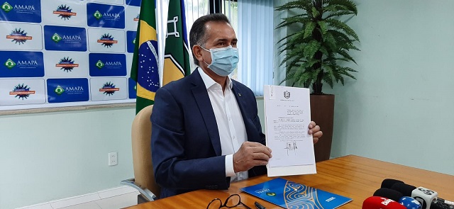 Waldez assina lei que pune fake news e anuncia delegacia contra corrupção