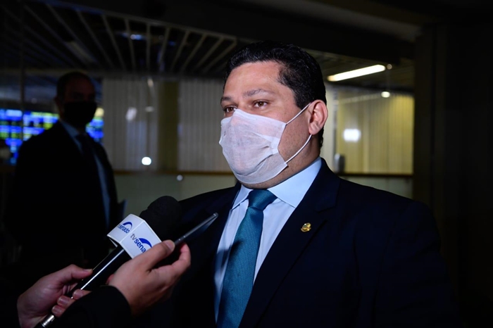 Presidente do Senado condena artigo que deseja morte de Bolsonaro