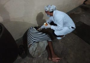 Técnica de enfermagem leva comida e cuidados a moradores de rua