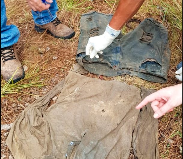Polícia tenta identificar vítima assassinada a tiros em matagal