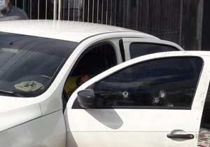 Motorista de aplicativo é executado a tiros dentro do carro