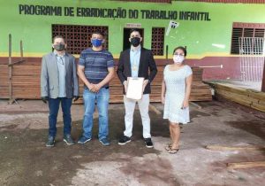 Policiais e MP doam madeira e carvão apreendidos em Porto Grande