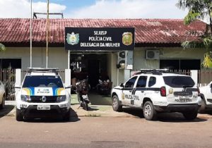 Mulher dá soco em bebê e arremessa faca em enteada de 9 anos