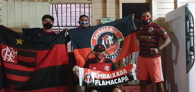 Torcida rubro-negra presenteia flamenguista centenário no Amapá