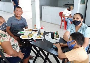 Famílias, açaí e peixe frito de volta ao Mercado Central