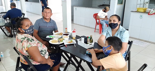 Famílias, açaí e peixe frito de volta ao Mercado Central