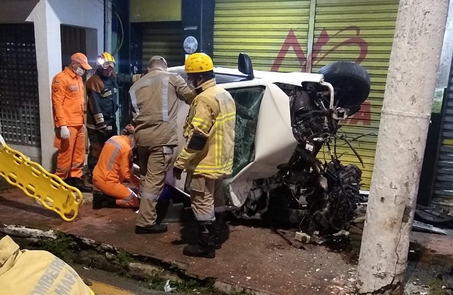 Motorista fica preso debaixo de carro após capotamento