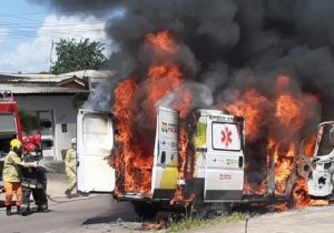 Incêndio destrói ambulância nova que atendia vítimas da covid em Macapá