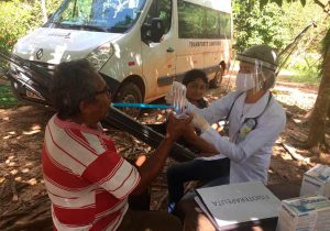 Em Pedra Branca, sobreviventes com sequelas passam por fisioterapia respiratória