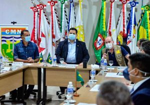 Com ministro da Defesa, Davi anuncia doação de área do Exército para novo pronto-socorro