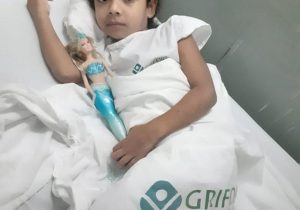 Com suspeita de leucemia, criança aguarda transferência para Belém